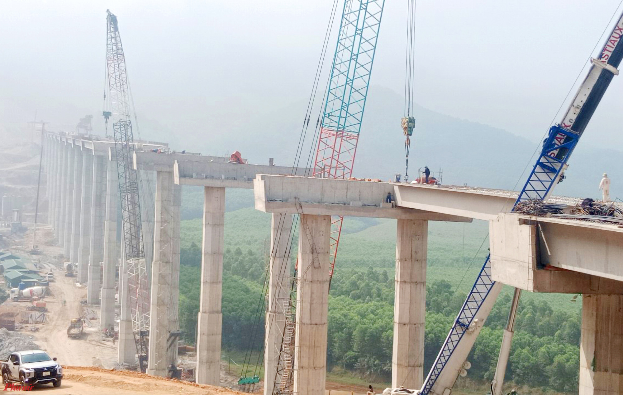 Đến nay, cả 4 cầu đã cơ bản thi công xong phần trụ và mố. Các nhà thầu thi công cầu đều đang khẩn trương lắp dầm cầu. 