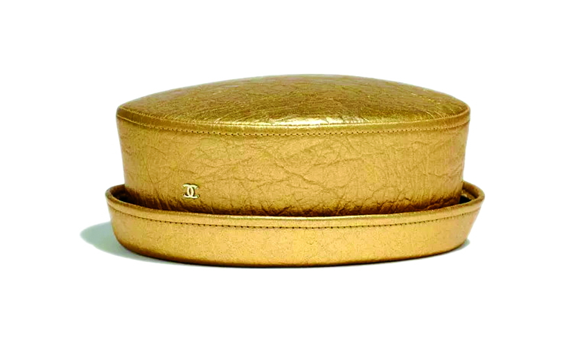 Chiếc nón Boater màu vàng sành điệu  của Chanel làm từ Piñatex, một loại da  có nguồn gốc từ lá dứa - Nguồn ảnh: Chanel