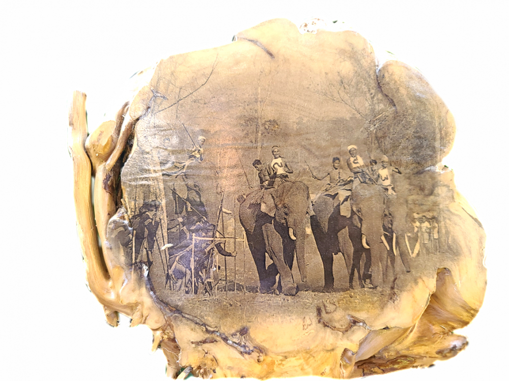 Các tác phẩm ảnh về Buôn Ma Thuột xưa được họa sĩ Chiến phóng tác lên gỗ cà phê