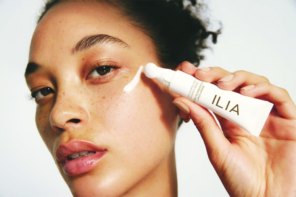 Kem dưỡng Bright Start Eye Cream của ILIA làm từ nguyên liệu sạch, tái chế, vừa chăm sóc vùng da quanh mắt, vừa có công dụng chống nắng và kết hợp hoàn hảo với lớp nền trang điểm - Nguồn ảnh: ILIA Beauty