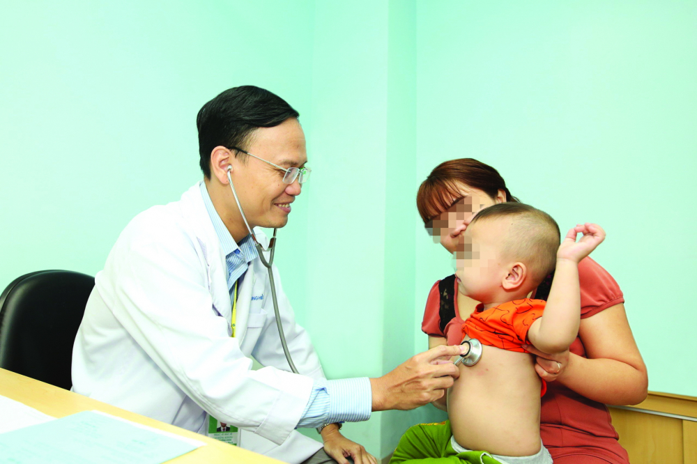 Bác sĩ Cao Đằng Khang tái khám cho bệnh nhi tim mạch