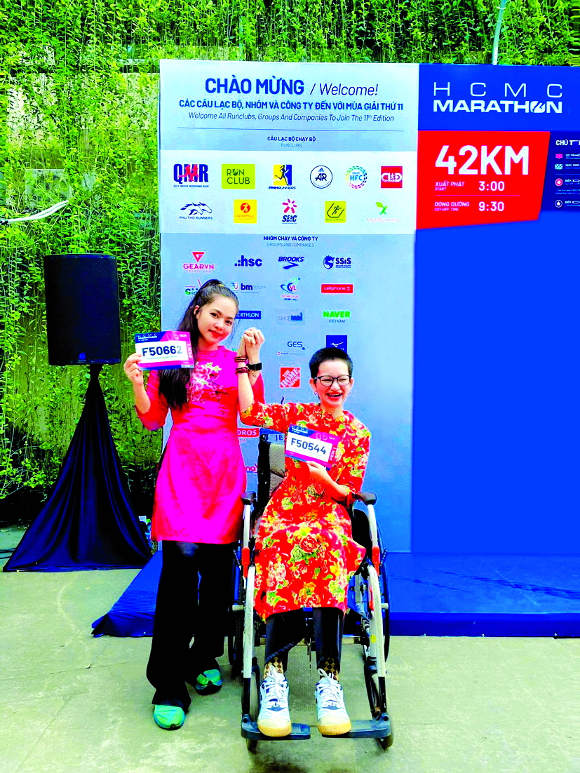 Tại giải HCMC Marathon diễn ra vào tháng 1/2024, runner Thủy Tiên đẩy một nữ runner khuyết tật ngồi xe lăn và về đích cùng nhau