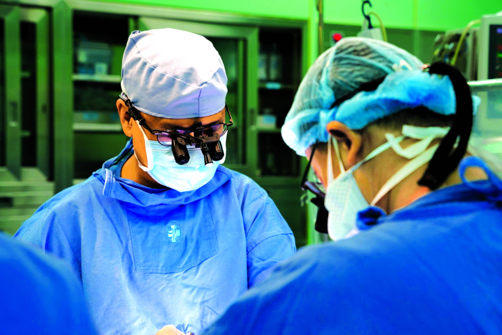 Bác sĩ Cao Đằng Khang đang tiến hành can thiệp một trường hợp dị tật tim bẩm sinh