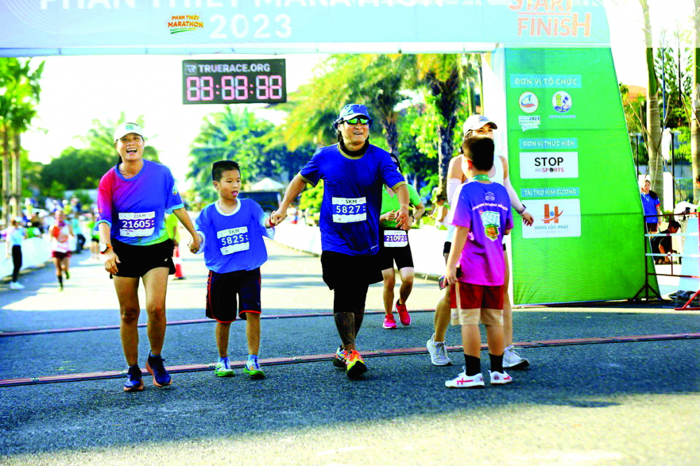 Chạy bộ giúp gắn kết gia đình chị Mai Hương. Khi tham gia giải chạy bộ ở các tỉnh thành khác,  gia đình chị cùng chạy và kết hợp du lịch