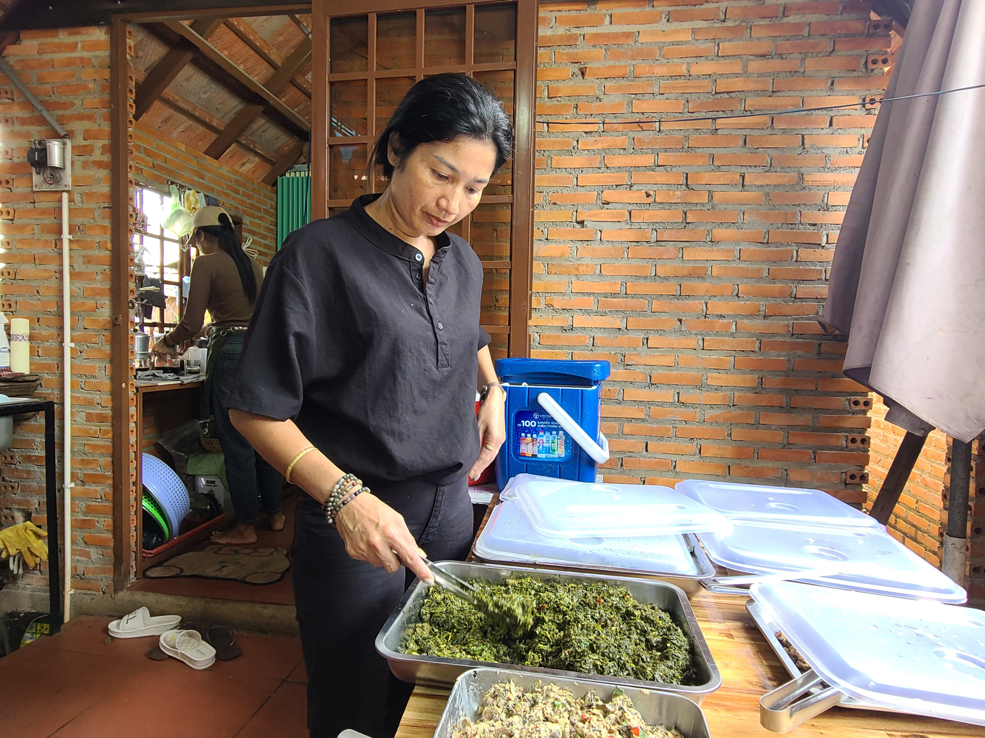 Chị H’Minh Byă - chủ quán cà phê Nhà sàn M’Nga Tăng Bi không ngừng nỗ lực bảo tồn và phát huy các món ăn truyền thống để phục vụ du khách