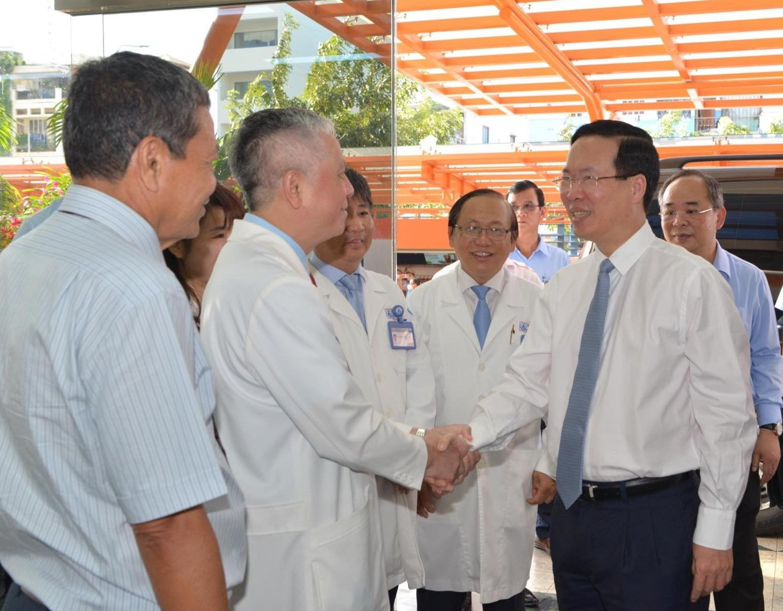 Chủ tịch nước Võ Văn Thưởng chúc mừng các bác sĩ đã thành công trong kỹ thuật can thiệp thông tim bào thai