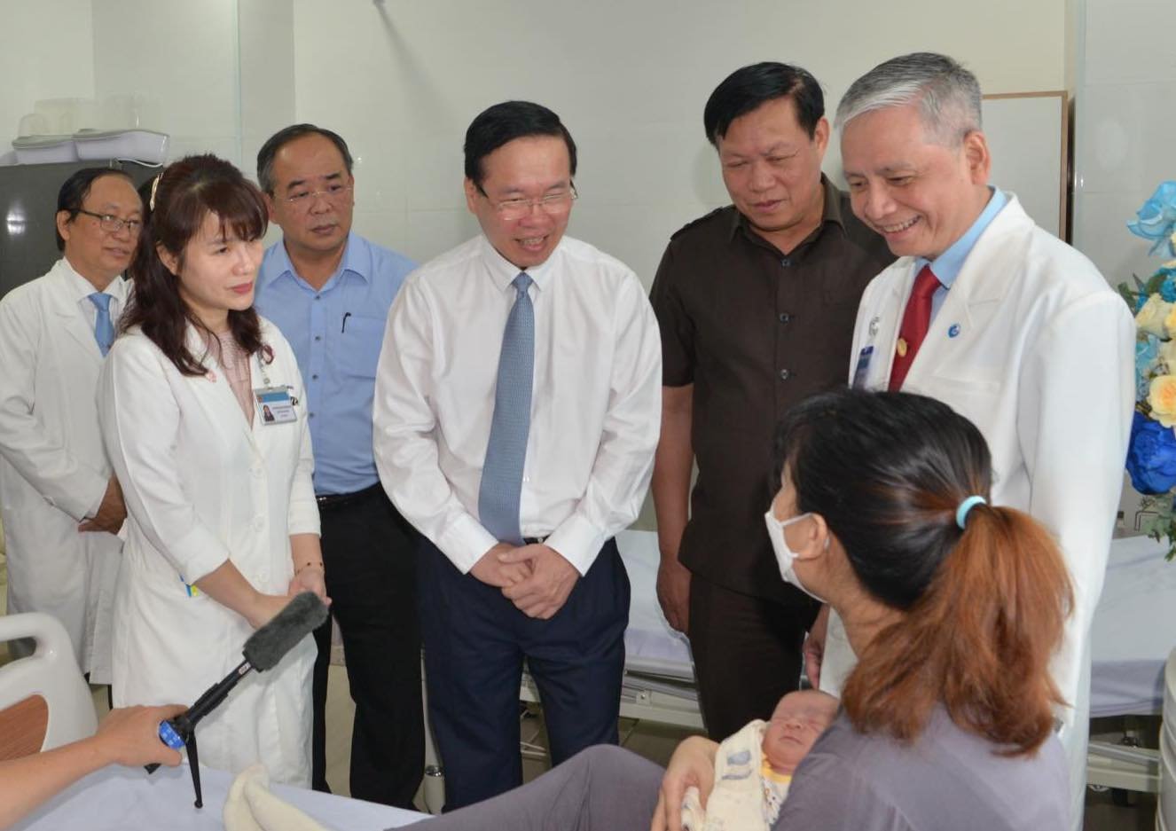 Chủ tịch nước đến thăm, chúc mừng gia đình em bé là ca thông tim bào thai đầu tiên của Việt Nam
