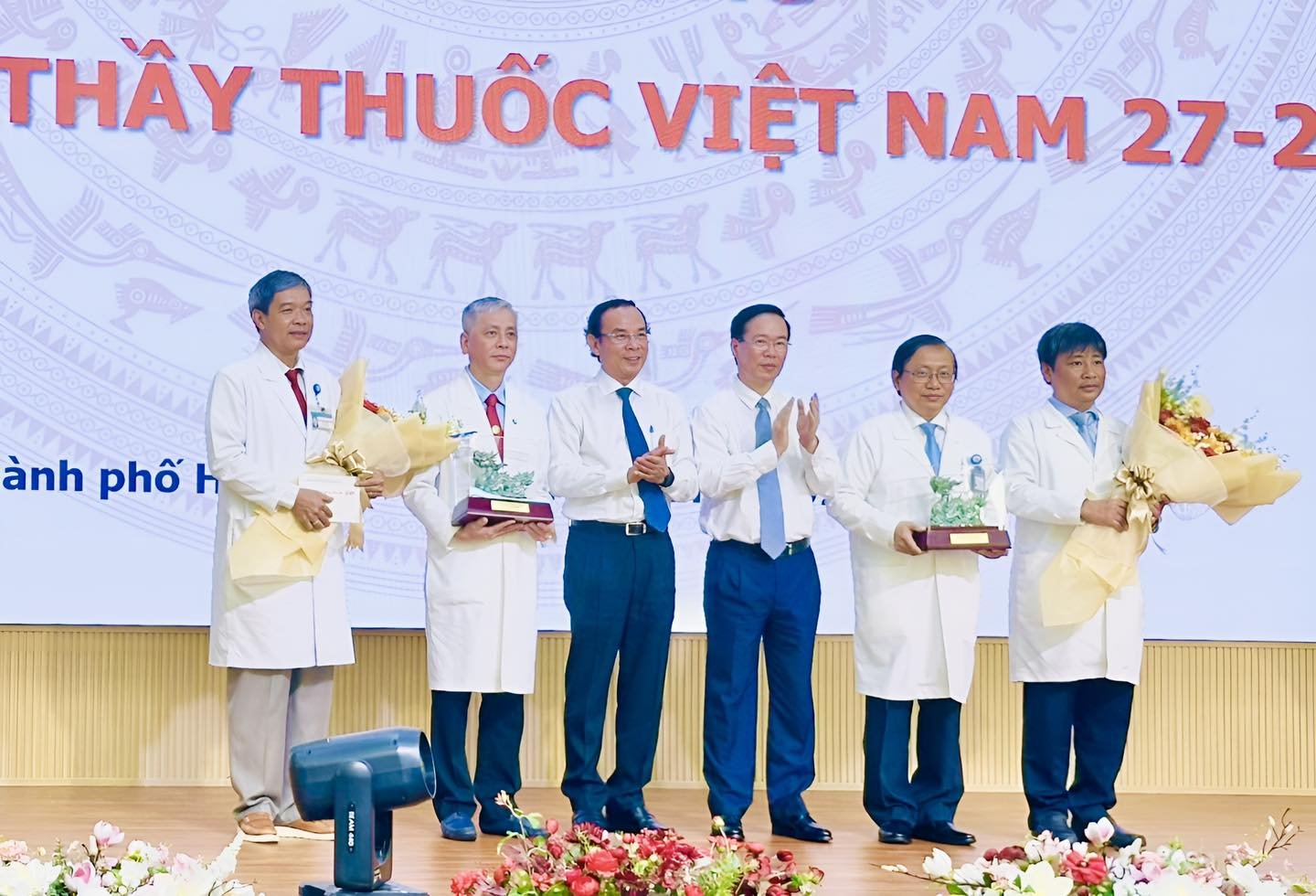 Chủ tịch nước khen tặng y bác sĩ của Bệnh viện Nhi Đồng 1 và Bệnh viện Từ Dũ