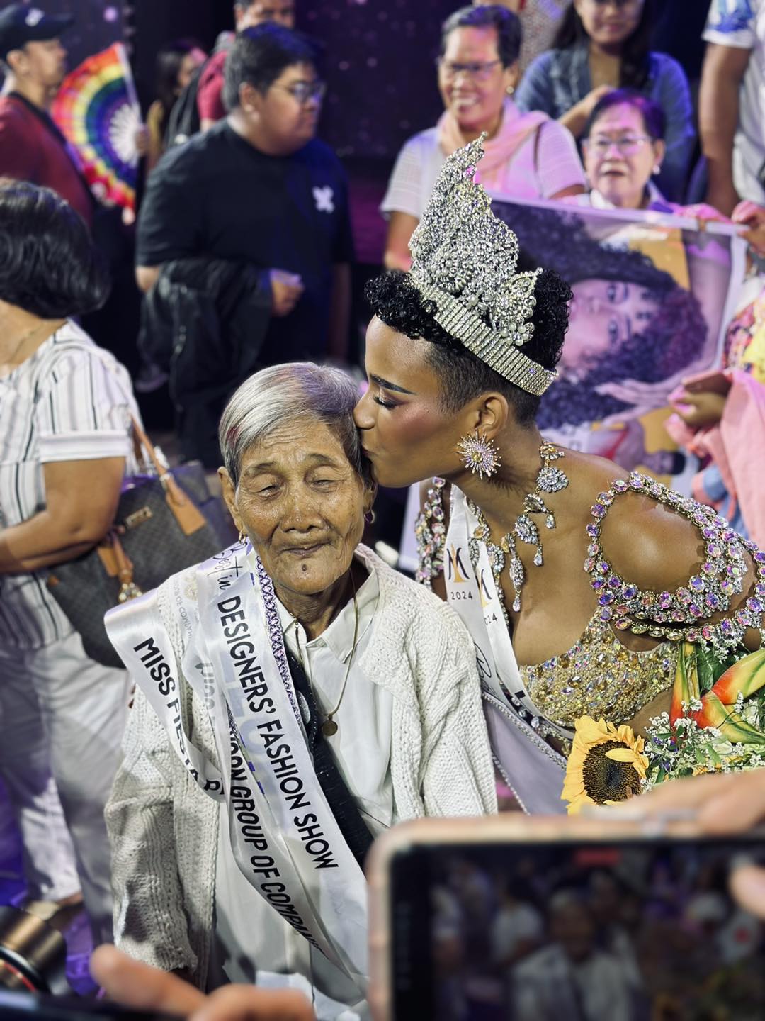 Cô có mẹ là người Philippines, làm công nhân ở Lebanon, và chưa bao giờ gặp cha của mình. Bà ngoại nuôi dưỡng cô từ nhỏ. Bức ảnh người đẹp hôn lên đầu người bà trong đêm đăng quang gây sốt trên mạng xã hội.