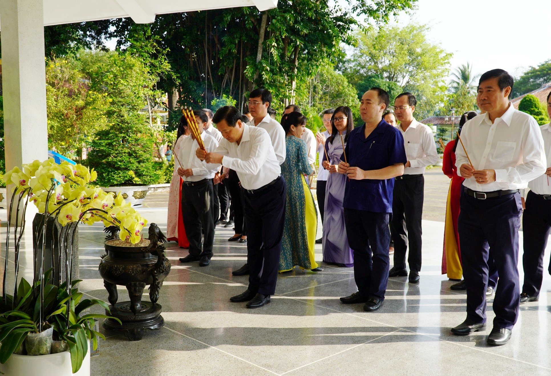 Phó Thủ tướng Lê Minh Khái cùng Đoàn công tác dâng hương, viếng mộ Cụ Phó bảng Nguyễn Sinh Sắc