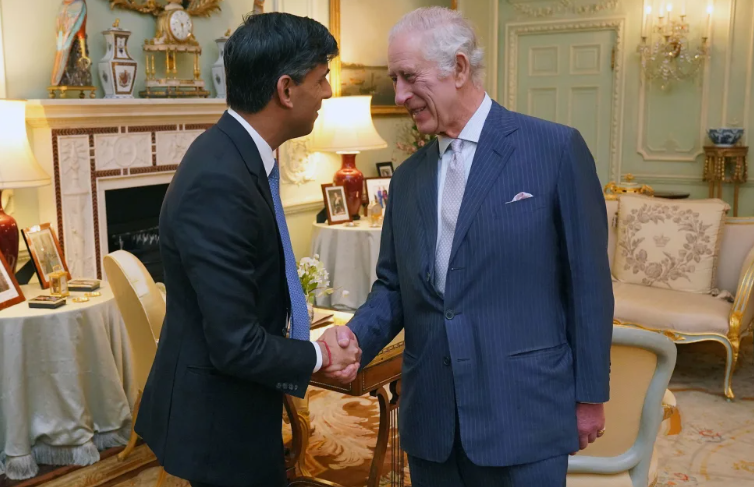 Vua Charles III gặp Thủ tướng Anh Rishi Sunak tại Cung điện Buckingham ở London vào ngày 21 tháng 2 trong buổi tiếp kiến ​​trực tiếp đầu tiên kể từ khi Nhà vua được chẩn đoán mắc bệnh ung thư. Hình ảnh Jonathan Brady/WPA Pool/Getty