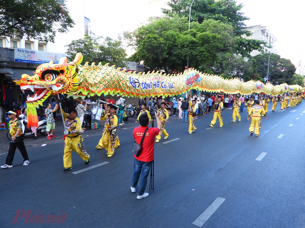 Mở đầu cho các hoạt động Lễ hội Tết Nguyên tiêu 2024, sáng 22/2 tại Hội quán Nghĩa An ở quận 5 - TP HCM đã diễn ra chương trình diễu hành “Cung nghinh Quan Thánh Đế Quân xuất du”. Con rồng dài kỷ lục 68 mét dẫn đầu đoàn diễu hành