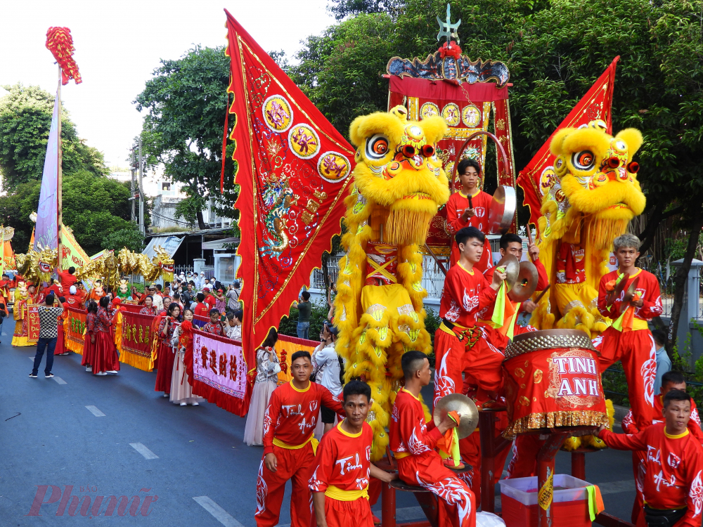 Đoàn diễu hành lần lượt đi qua các tuyến đường: Nguyễn Trãi, Tản Đà, Trần Hưng Đạo, Phùng Hưng. Hải Thượng Lãn Ông, Đỗ Ngọc Thạch, Châu Văn Liêm, Lão Tử, Lương Nhữ Học... Rất nhiều người dân đứng dọc theo các tuyến đường để theo dõi lễ diễu hành, cung nghinh, dâng hương trước kiệu Quan Thánh Đế Quân.