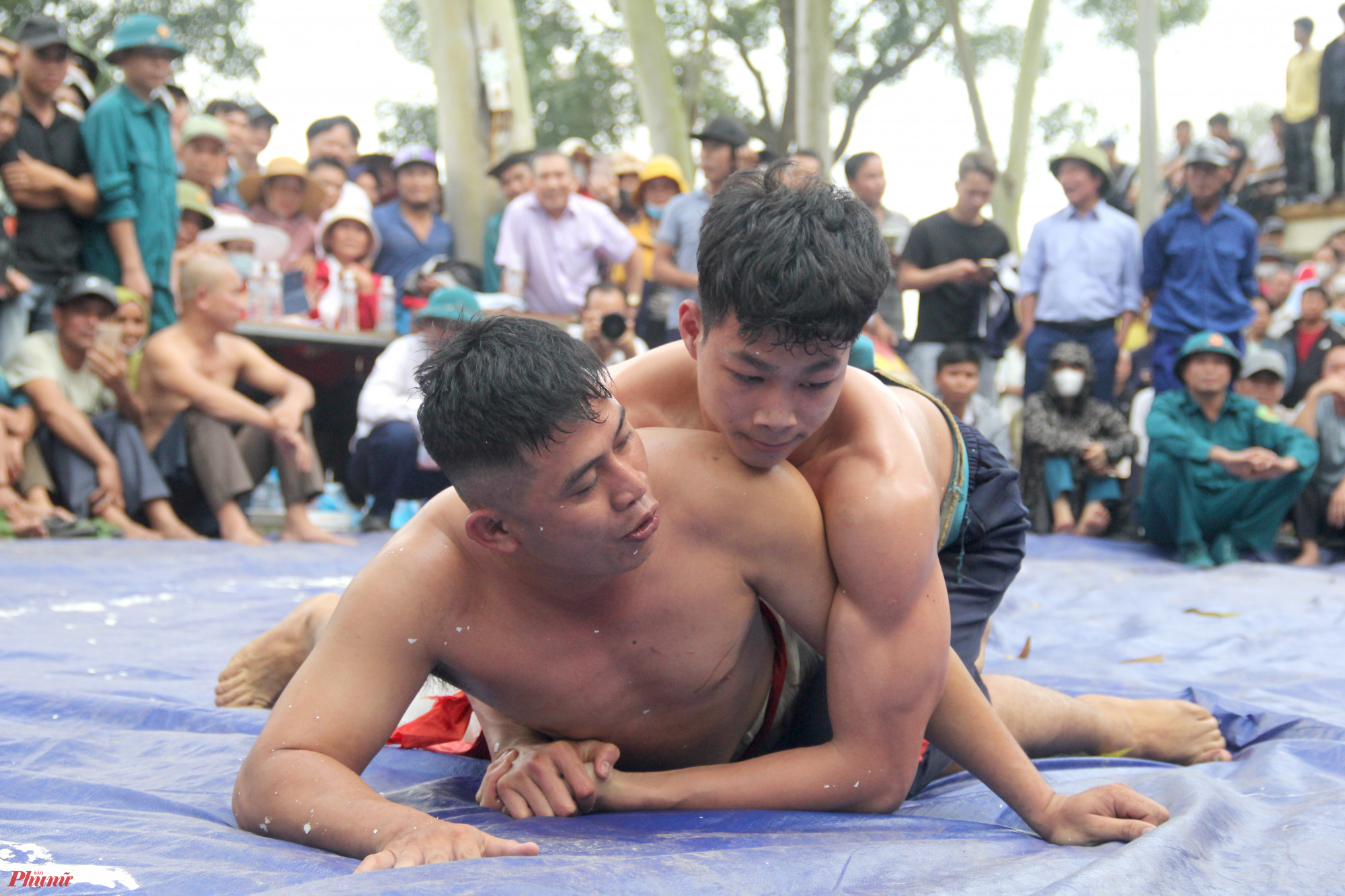 Sới vật lễ hội Vua Mai luôn tập trung những người vật hay, vật giỏi trong huyện đổ về tham gia. Các đô vật chủ yếu từ các xã có phong trào vật phát triển mạnh ở huyện Nam Đàn. 