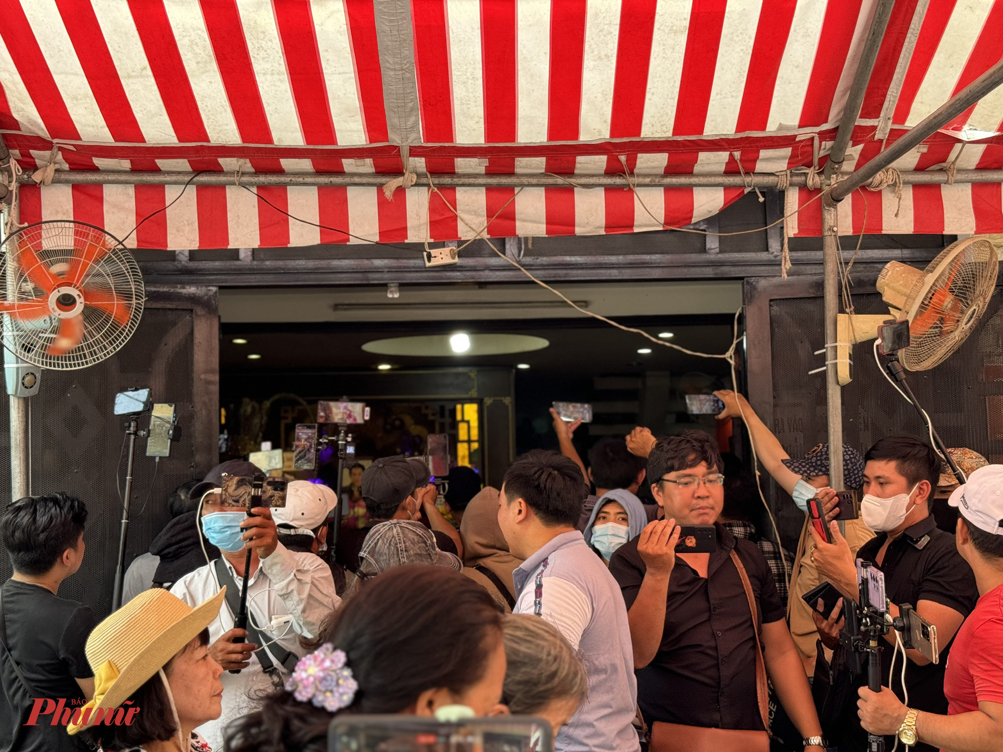 Đám đông quay hình, livestream vây kín nhà của cố NSƯT Vũ Linh. Chị Hồng Loan mong mọi người giữ trật tự để lễ giỗ diễn ra ấm cúng, chỉn chu. 