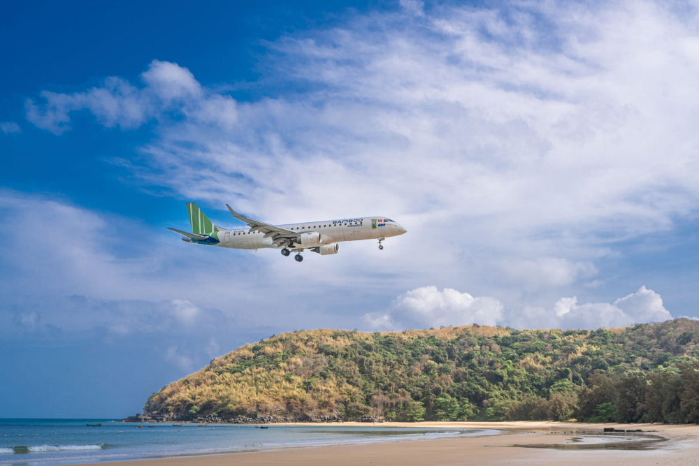 Máy bay Bamboo Airways chuẩn bị hạ cánh xuống Côn Đảo. Ảnh: Bamboo Airways.
