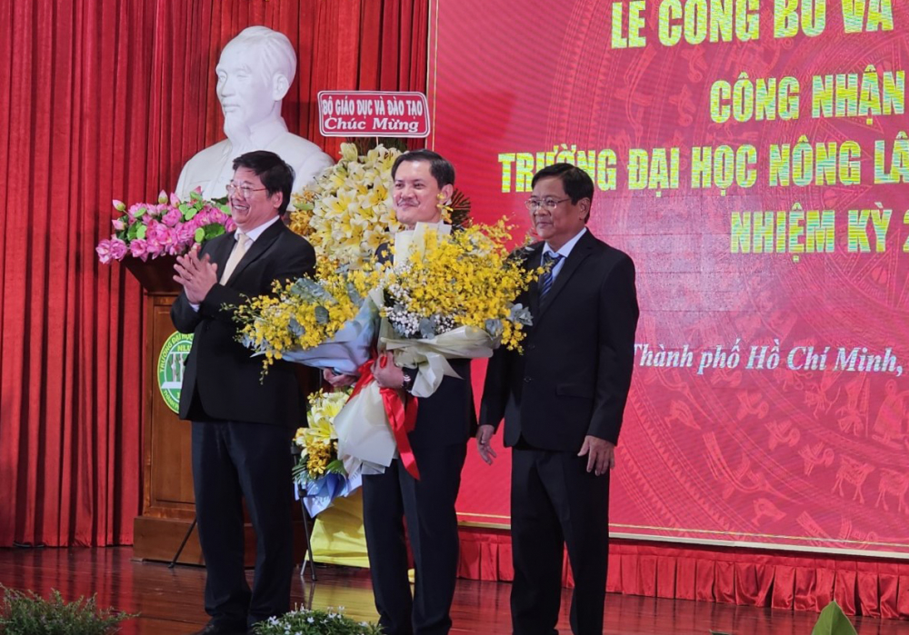 Lãnh đạo nhà trường tặng hoa chúc mừng phó giáo sư, tiến sĩ Nguyễn Tất Toàn