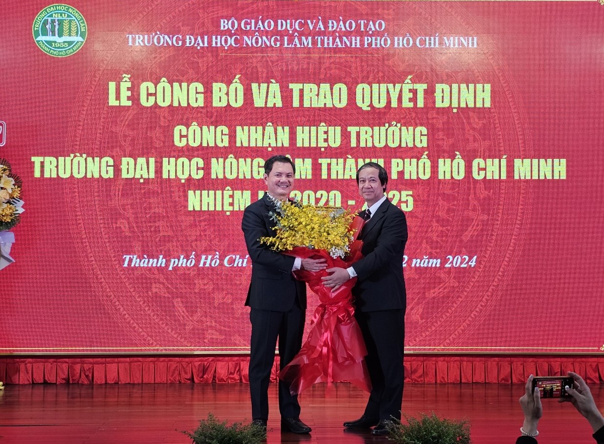 Bộ trưởng Nguyễn Kim Sơn (phải) trao quyết định bổ nhiệm Hiệu trưởng Trường đại học Nông Lâm TPHCM