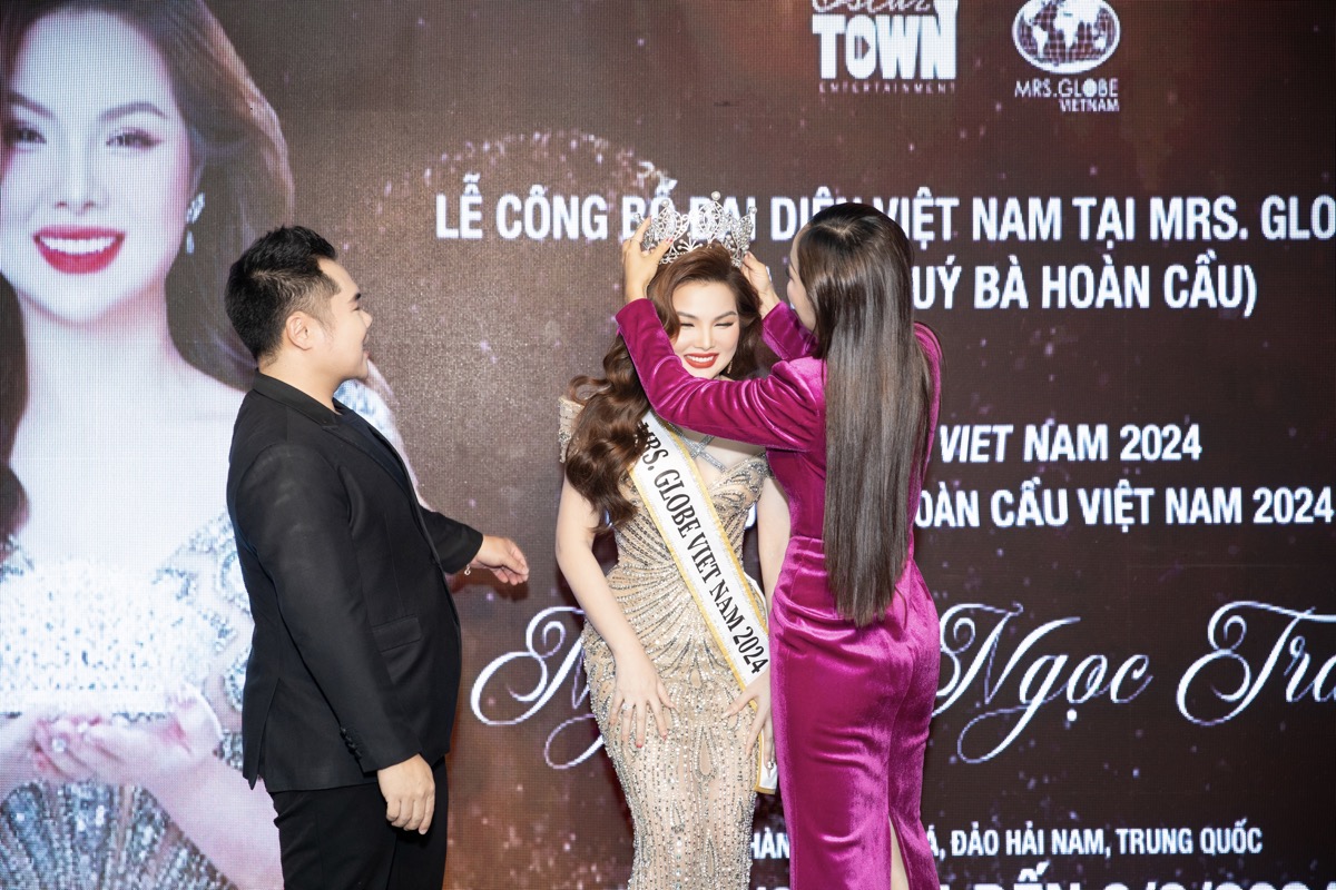 Vương miện Mrs Globe Vietnam 2024 được lấy cảm hứng từ những cánh hoa sen cách điệu, thanh tao, mềm mại. Hoa sen là quốc hoa của Việt Nam, biểu trưng cho tính cách kiên cường, cao quý của người phụ nữ Việt Nam.