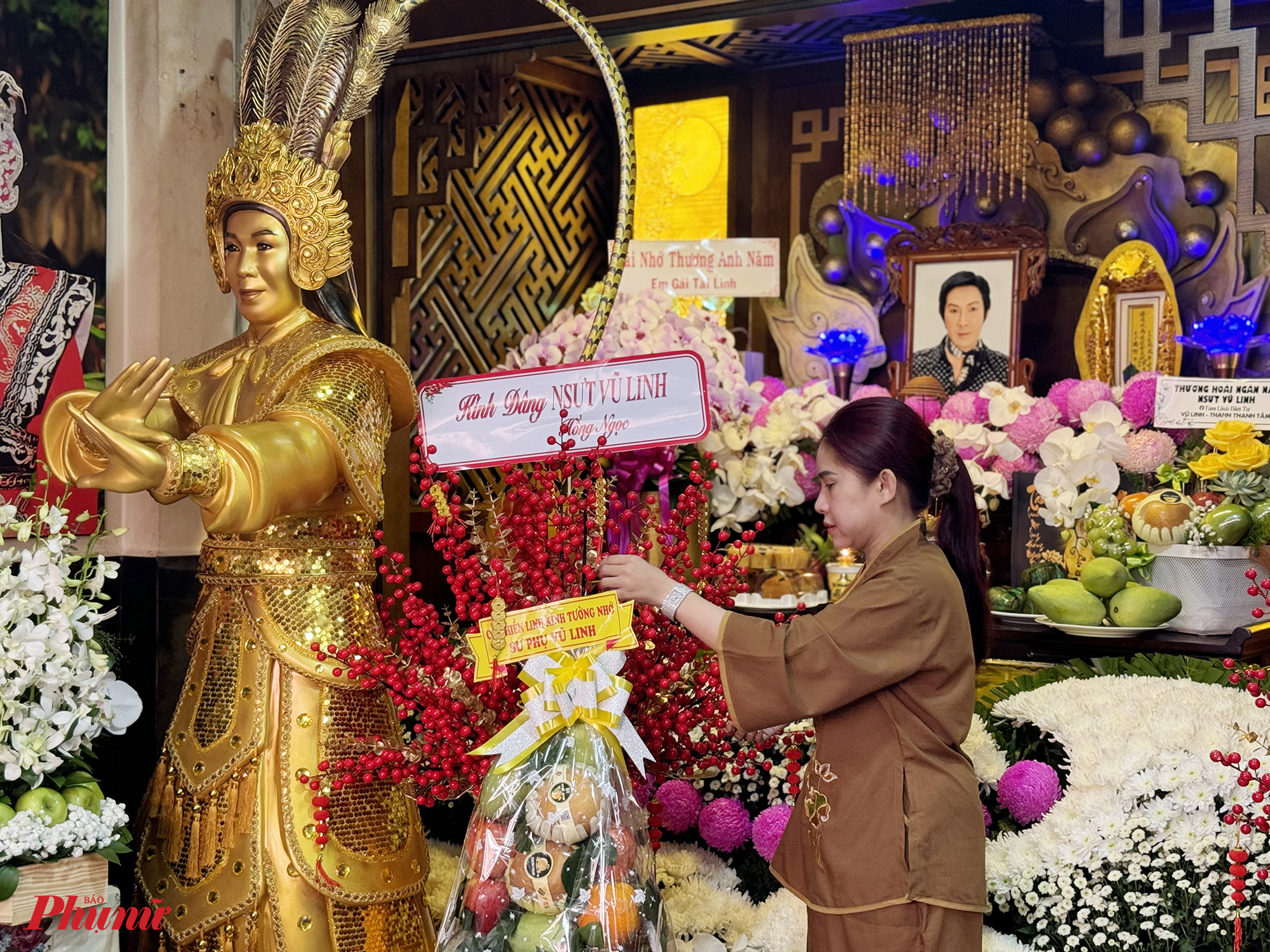 Nghệ sĩ Bình Tinh - con nuôi cố NSƯT Vũ Linh cũng túc trực để lo cho lễ giỗ của ông. 