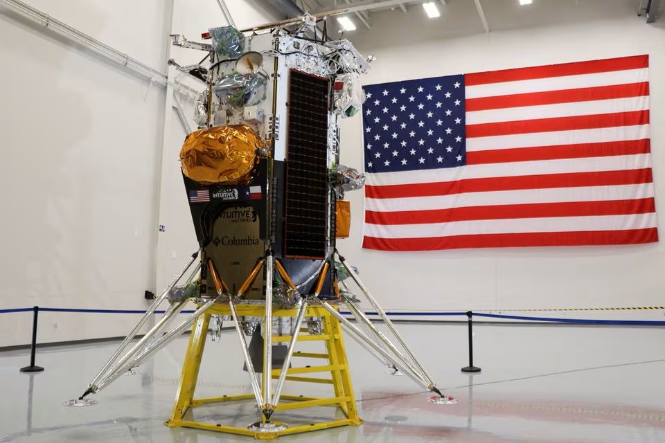 Môi hình tàu đổ bộ mặt trăng Nova-C do công ty hàng không vũ trụ Intuitive Machines thiết kế được trưng bày tại trụ sở chính của công ty ở Houston, Texas, Mỹ - Ảnh: REUTERS/Evan Garcia