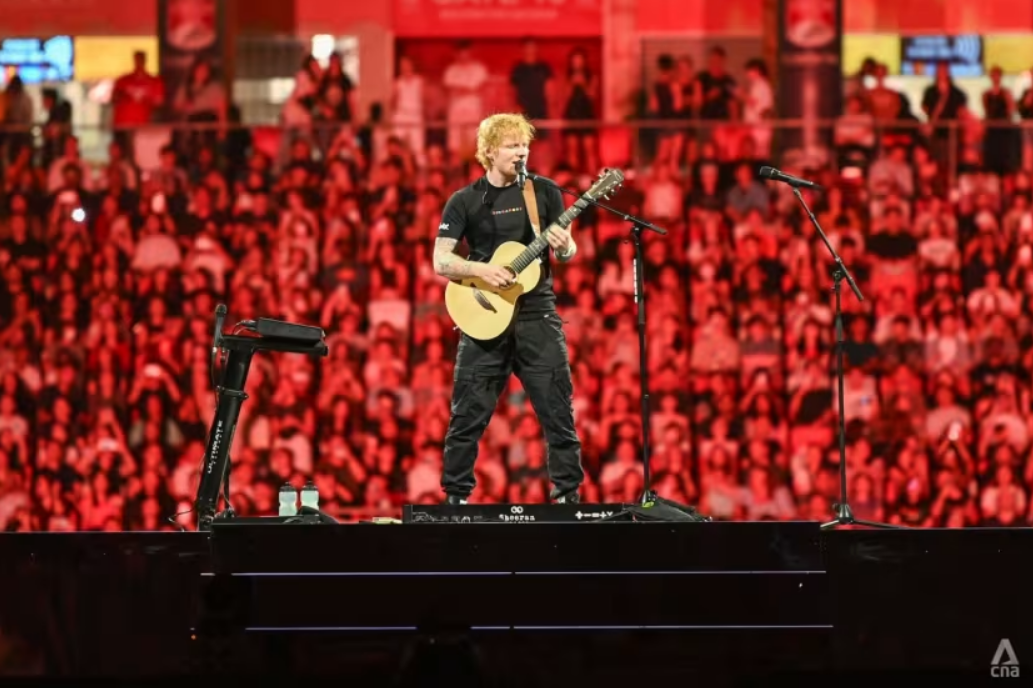 Ca sĩ kiêm nhạc sĩ người Anh Ed Sheeran biểu diễn tại Sân vận động Quốc gia Singapore, 16/2/2024 - Ảnh: CNA