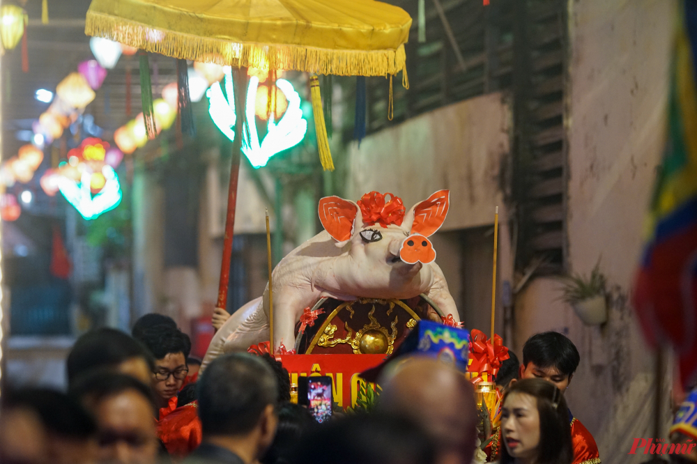 Những 'Ông lợn' được cả thôn chăm sóc kĩ lưỡng từ chế độ ăn uống tới ngủ nghỉ. Theo đó, lợn được nuôi bằng gạo và cháo sạch, chỗ ở luôn thoáng mát sạch sẽ. Mùa hè được quạt mát, mùa đông được mắc màn giữ ấm và chống muỗi.