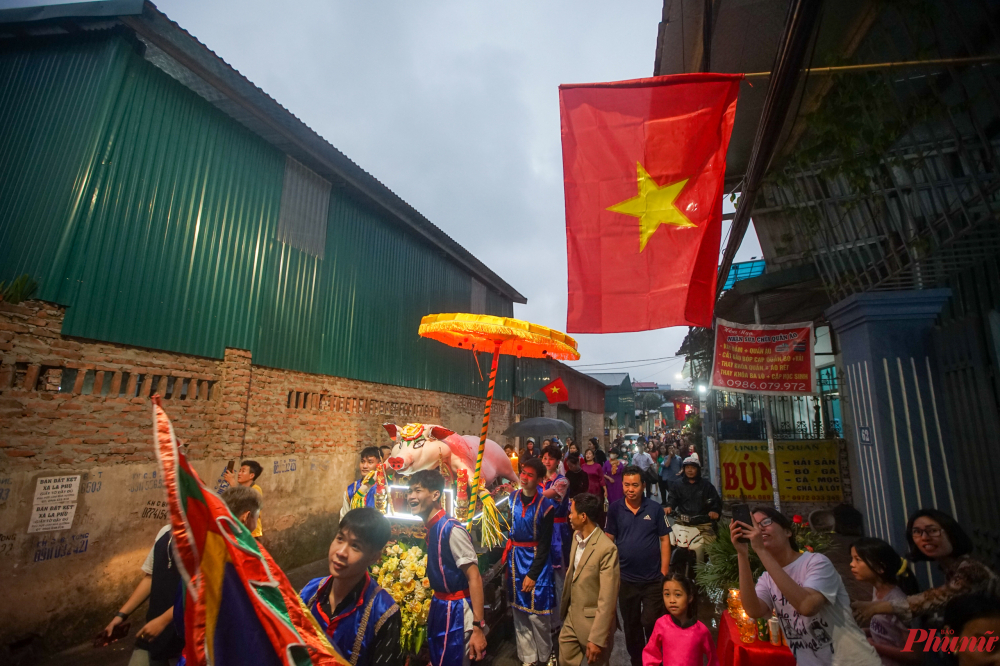 Theo tương truyền, mỗi lần chuẩn bị lên đường đánh giặc, ông lại mổ lợn khao quân. Mỗi lần như vậy, người dân trong làng mang lợn đến dâng. Sau này, người dân La Phù tôn ông làm thành hoàng làng và vẫn giữ tục dâng tế lợn để tưởng nhớ ông.