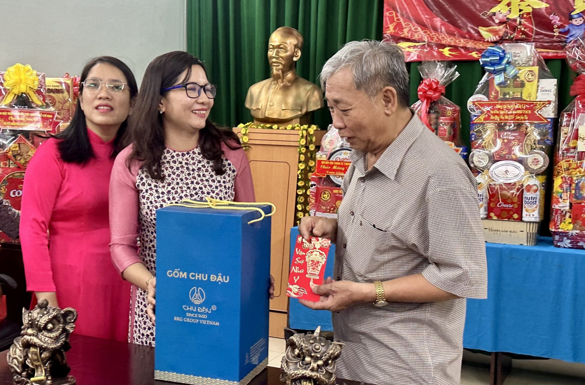 Hội đến thăm và chúc mừng Lễ Nguyên tiêu đến các Hội quán người Việt gốc Việt 