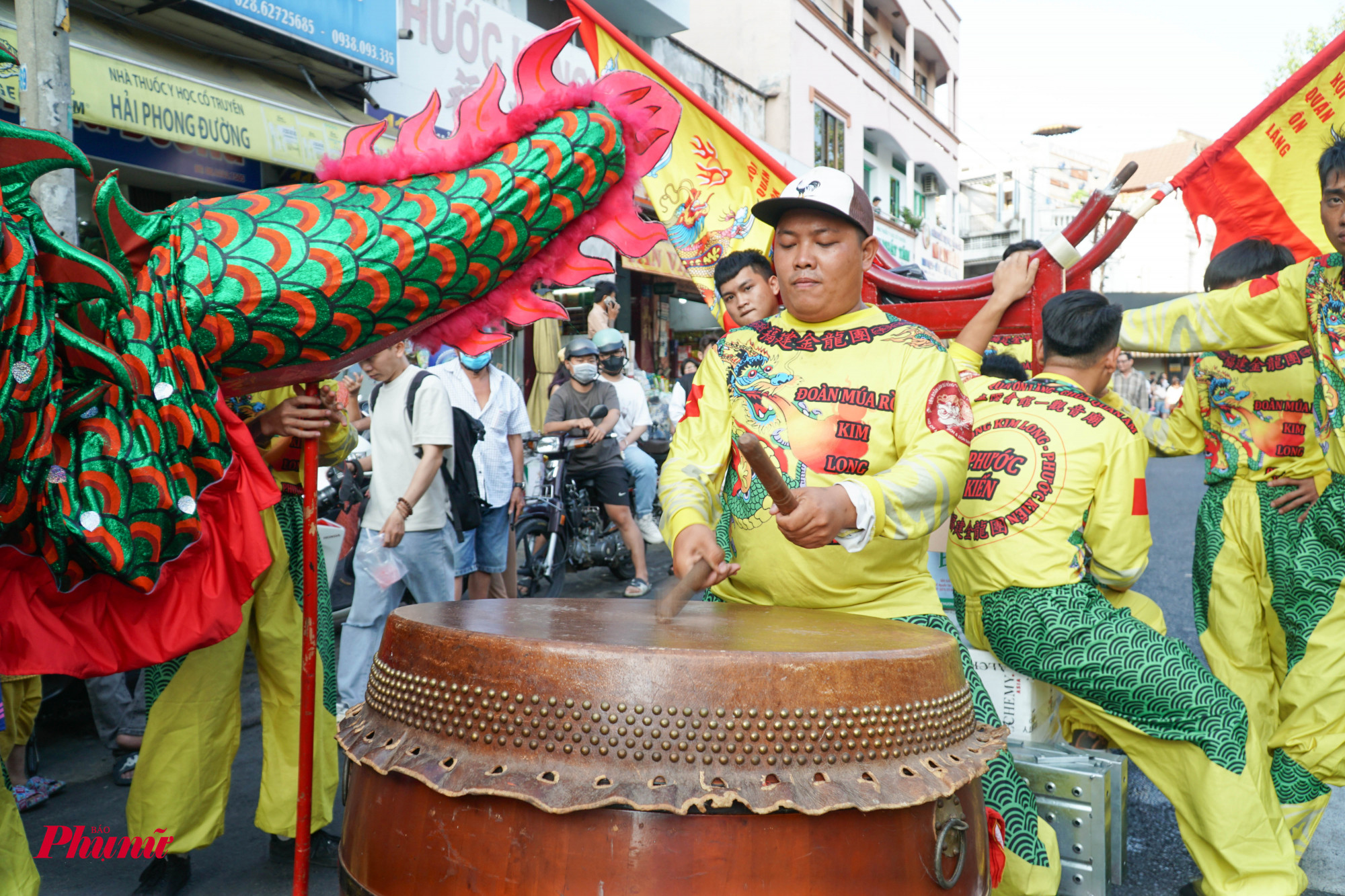 Trước giờ diễu hành, các đội trống, lân liên tục hoạt náo tại các tuyến đường