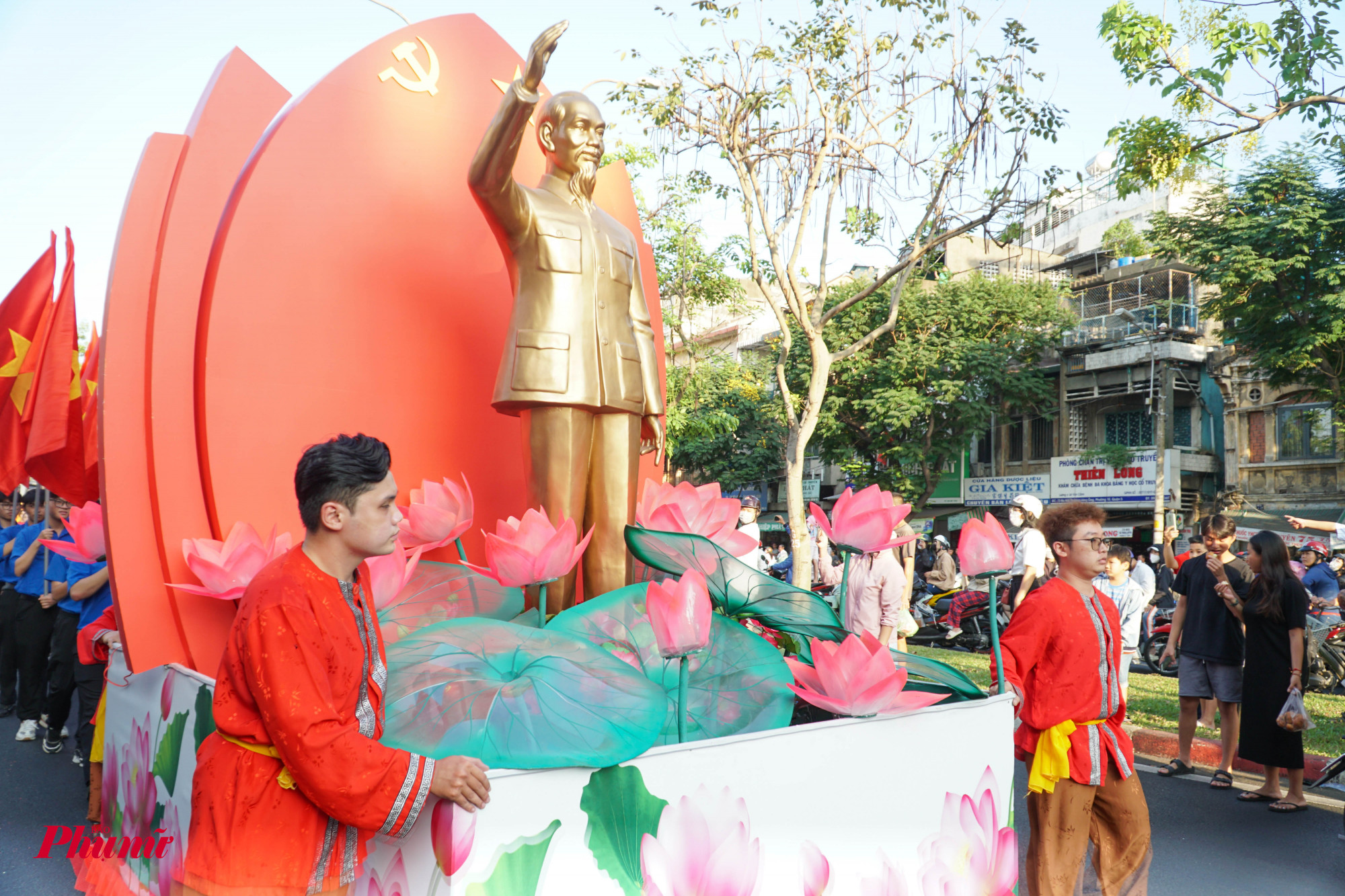 Tượng Bác vẫy tay chào đồng bào