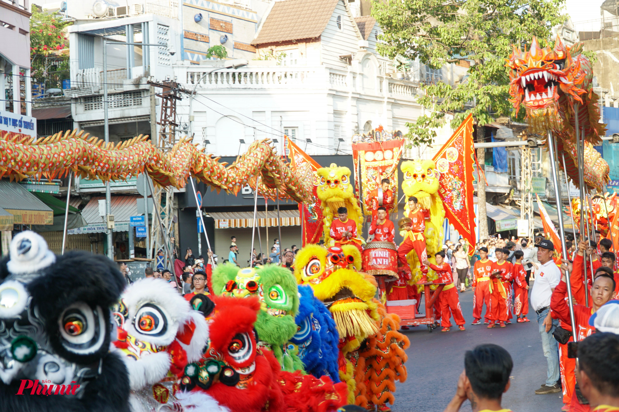 Sự kiện được người dân trông đợi nhất là diễu hành nghệ thuật đường phố với sự tham gia của gần 1.500 diễn viên diễu hành (quận 5 và quận 11). Đoàn diễu hành sẽ tập kết và xuất phát tại đường Hải Thượng Lãn Ông (phường 10, quận 5) vào lúc 16g ngày 24/2 (nhằm ngày 15 tháng Giêng năm Giáp Thìn), lần lượt đi qua các tuyến đường như Châu Văn Liêm – Lão Tử - Lương Nhữ Học – Nguyễn Trãi – Trần Xuân Hòa – Trung tâm Văn hóa quận 5.