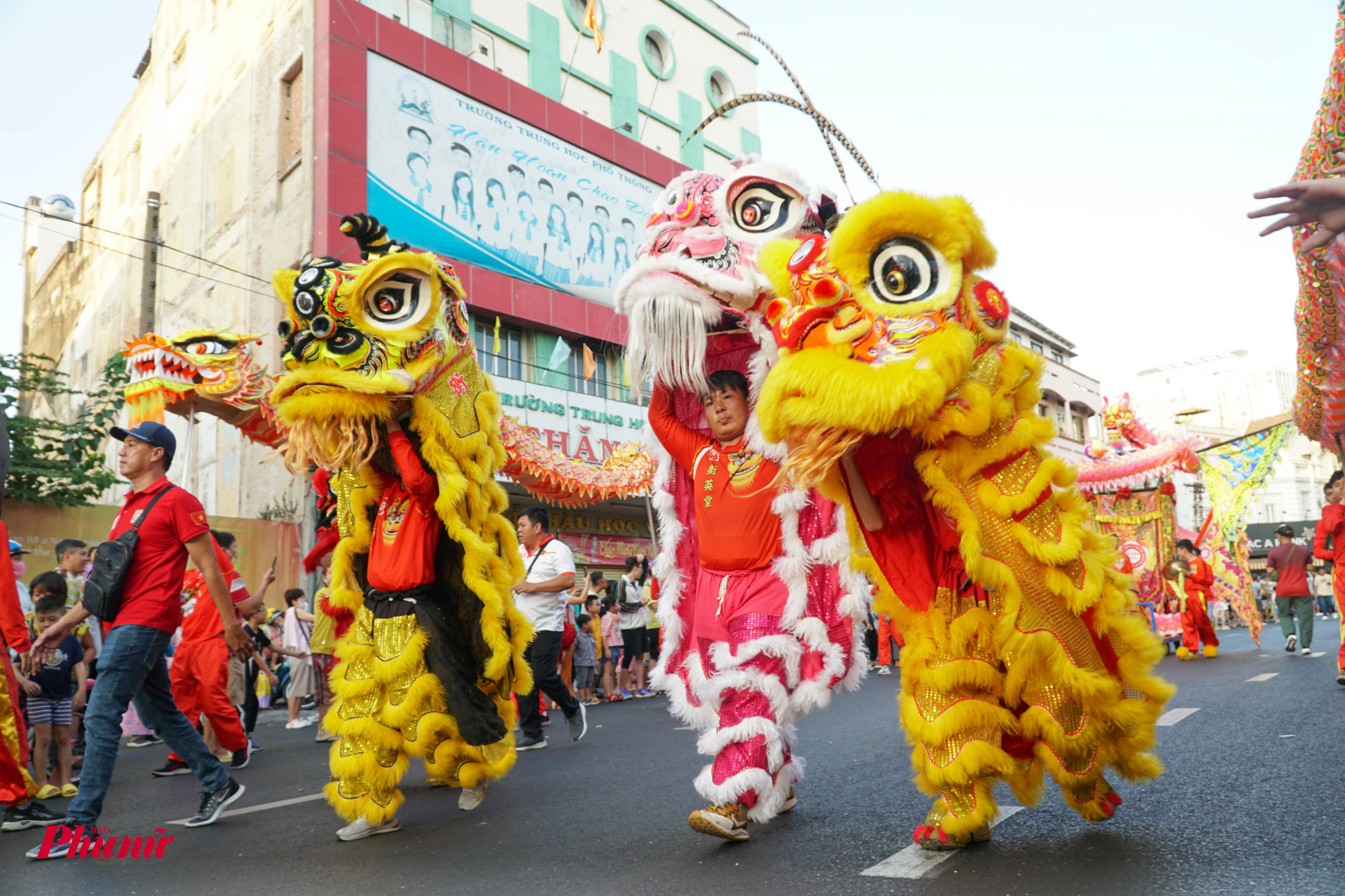 Biểu diễn Lân Sư Rồng là tiết mục được người dân và các em nhỏ thích thú chờ đợi