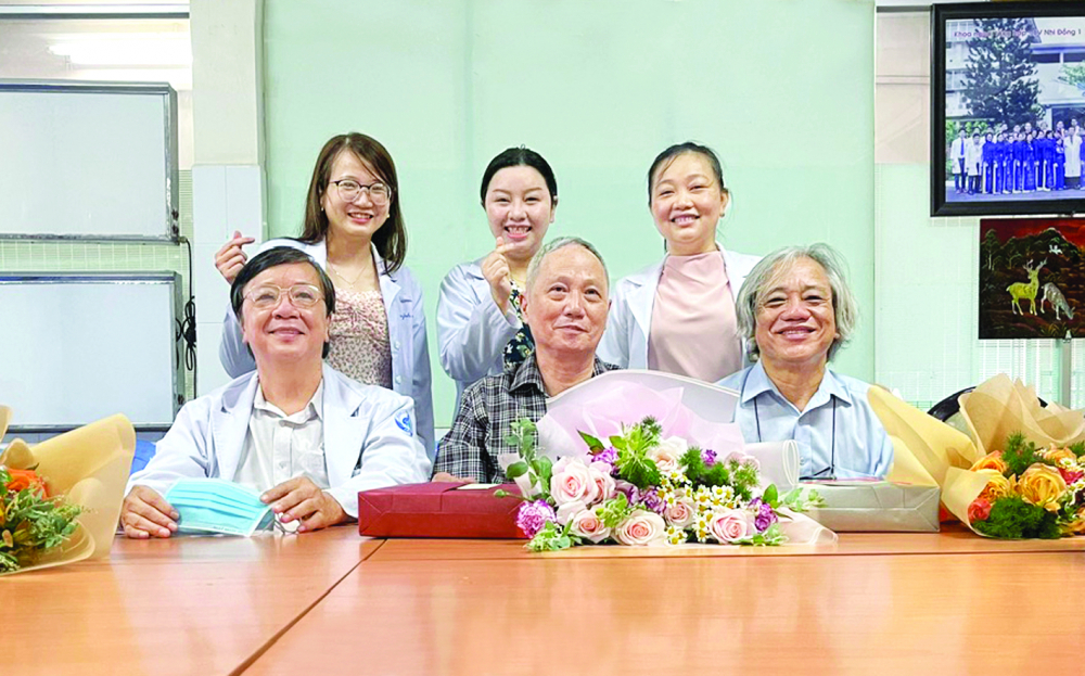 Bác sĩ Đào Trung Hiếu (ngồi, bìa trái) và ê kíp phẫu thuật sơ sinh của Bệnh viện Nhi Đồng 1 - Ảnh do bác sĩ Phương Anh cung cấp