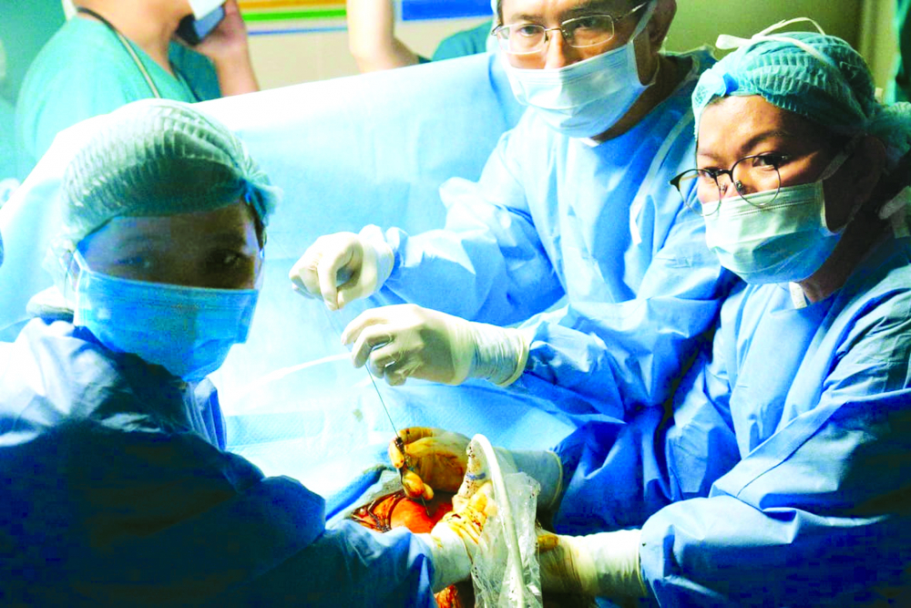 Bác sĩ Đỗ Nguyên Tín (thứ hai từ phải sang) cùng ê kíp bác sĩ Bệnh viện Từ Dũ thông tim bào thai cho thai phụ L. Ảnh do Bệnh viện Nhi Đồng 1 cung cấp