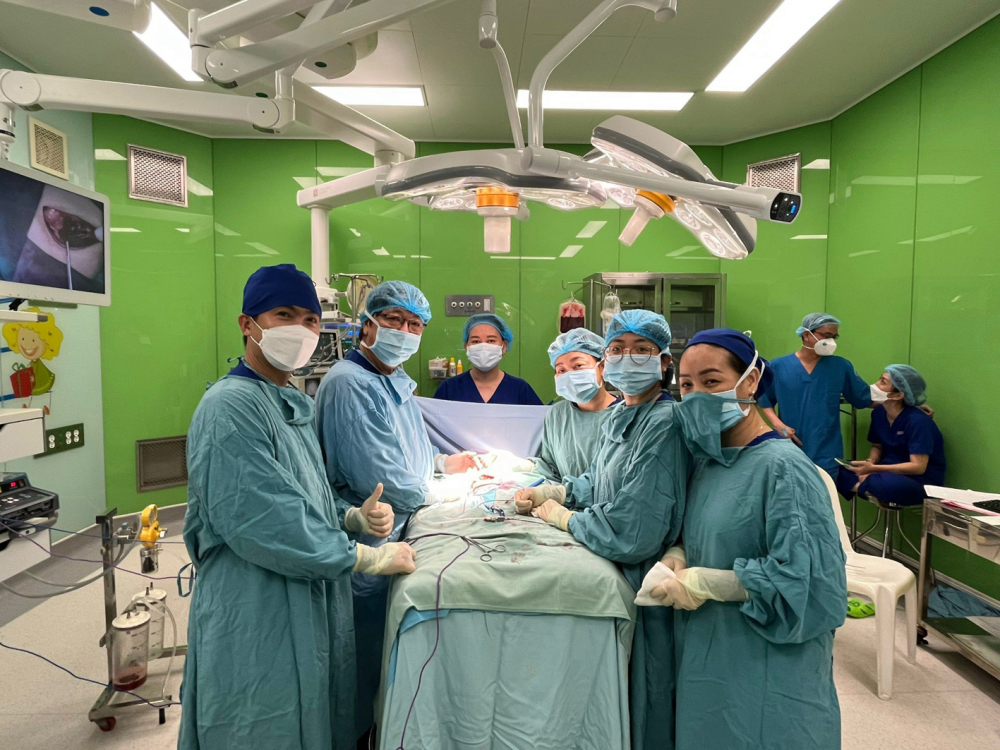 Bác sĩ Đào Trung Hiếu (thứ hai từ trái sang) cùng ê kíp đang tiến hành phẫu thuật cho một trường hợp sinh non bị hoại tử đường ruột - Ảnh do bác sĩ Phương Anh cung cấp