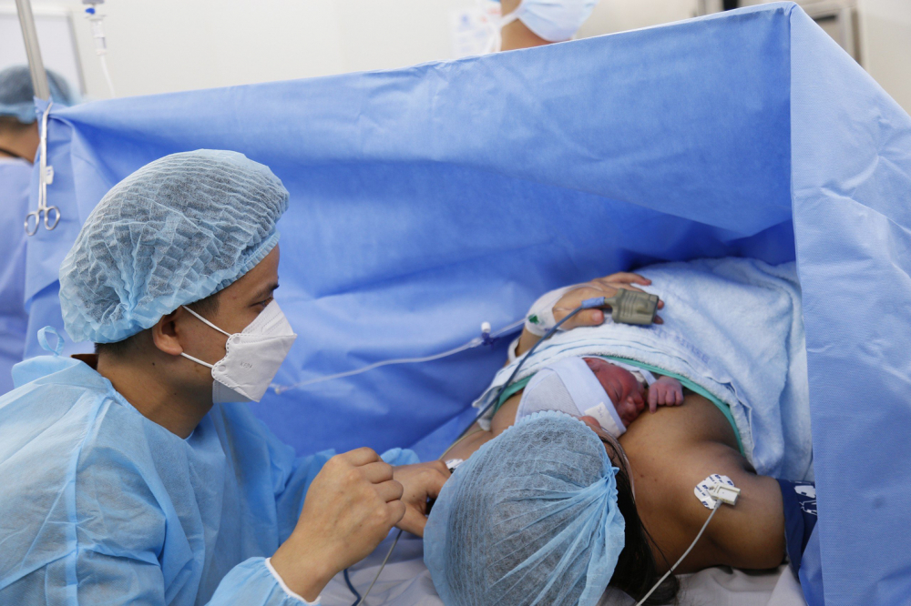 Bé trai 2,9kg cất tiếng khóc to, rõ chào đời sau khi được thông tim từ trong bào thai đánh dấu bước phát triển ngoạn mục của y tế Việt Nam  - Ảnh do Bệnh viện Nhi Đồng 1 cung cấp