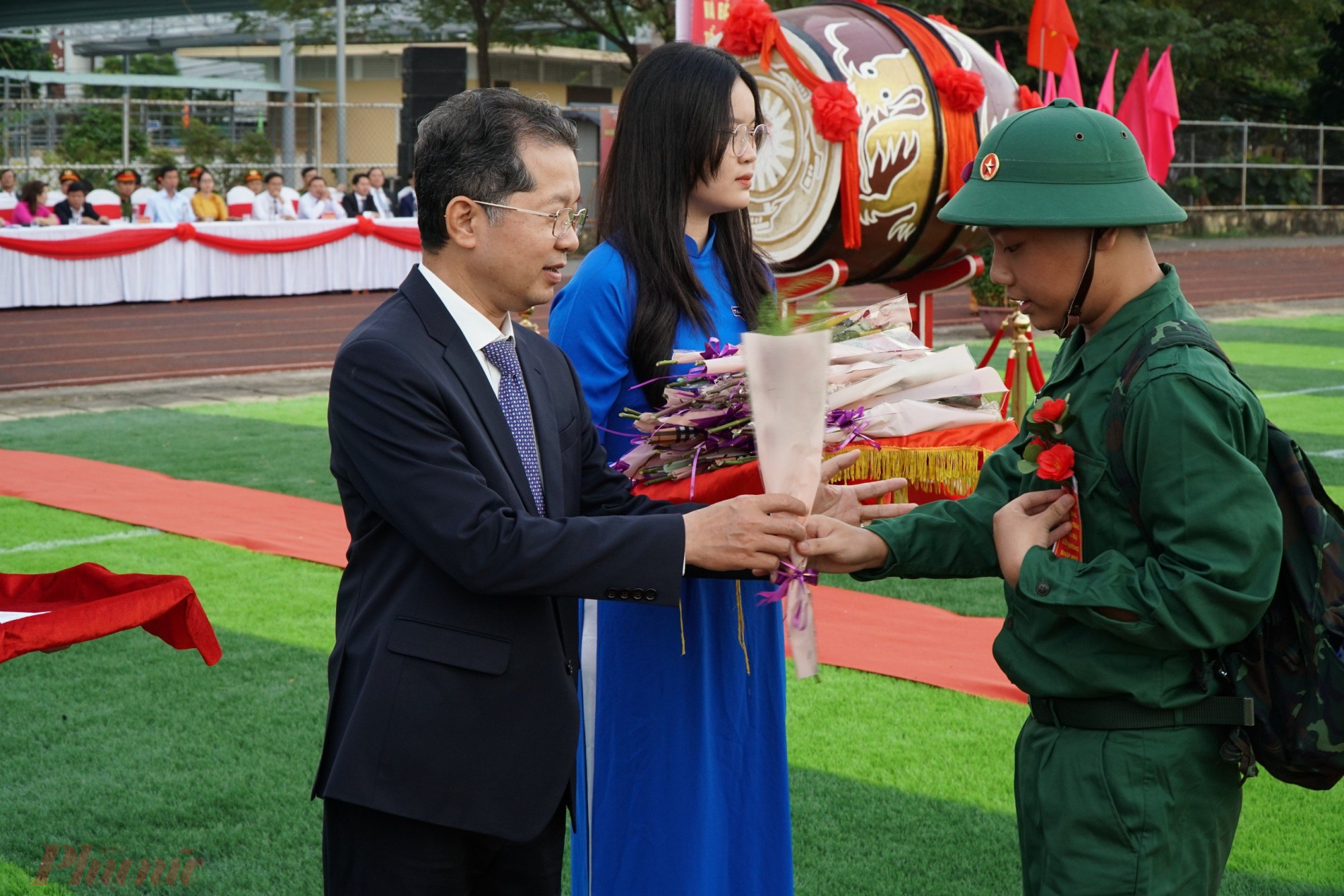 Bí thư Thành uỷ Đà Nẵng Nguyễn Văn Quảng tặng hoa cho các tân binh