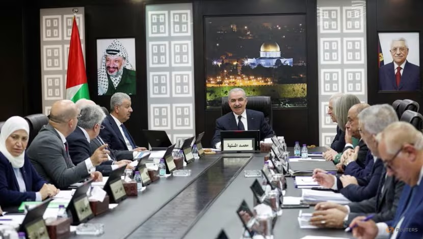 Thủ tướng Palestine Mohammad Shtayyeh triệu tập một cuộc họp nội các tại thành phố Ramallah ở Bờ Tây do Israel chiếm đóng, vào ngày 26/2/2024 - Ảnh: REUTERS/Mohammed Torokman