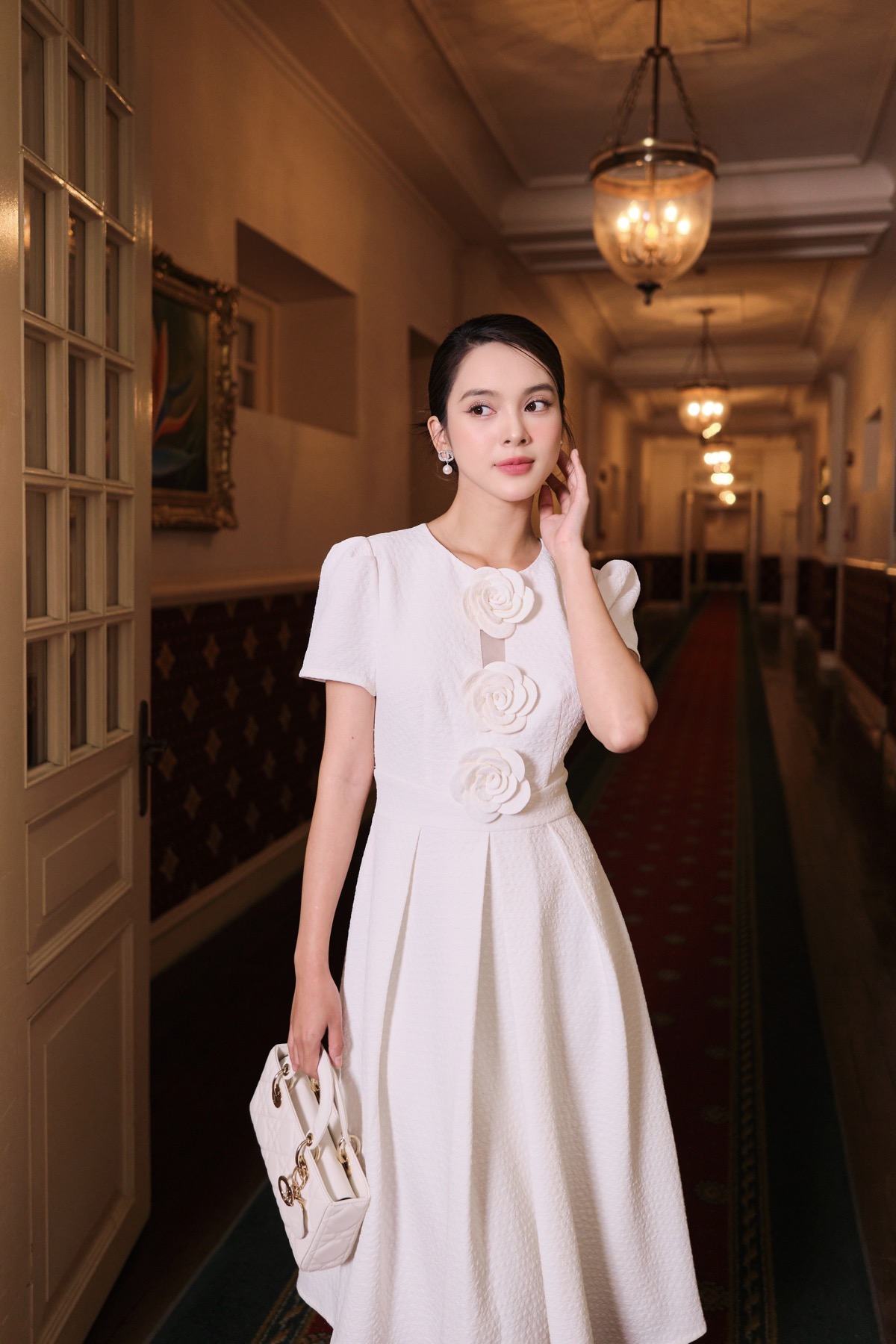 Quỳnh Lương khoe nhan sắc xinh đẹp, sang trọng trong thiết kế váy 