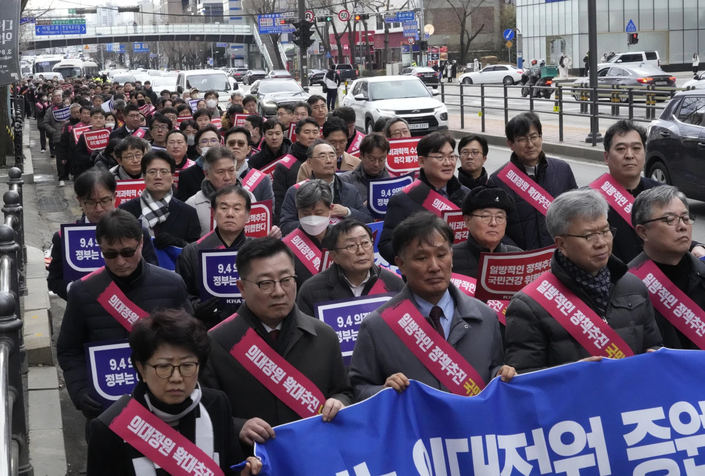 Hình ảnh: Các bác sĩ tuần hành ở Seoul vào ngày 25/2 nhằm phản đối chính sách y tế của chính phủ - Ảnh: AP/Ahn Young-joon)