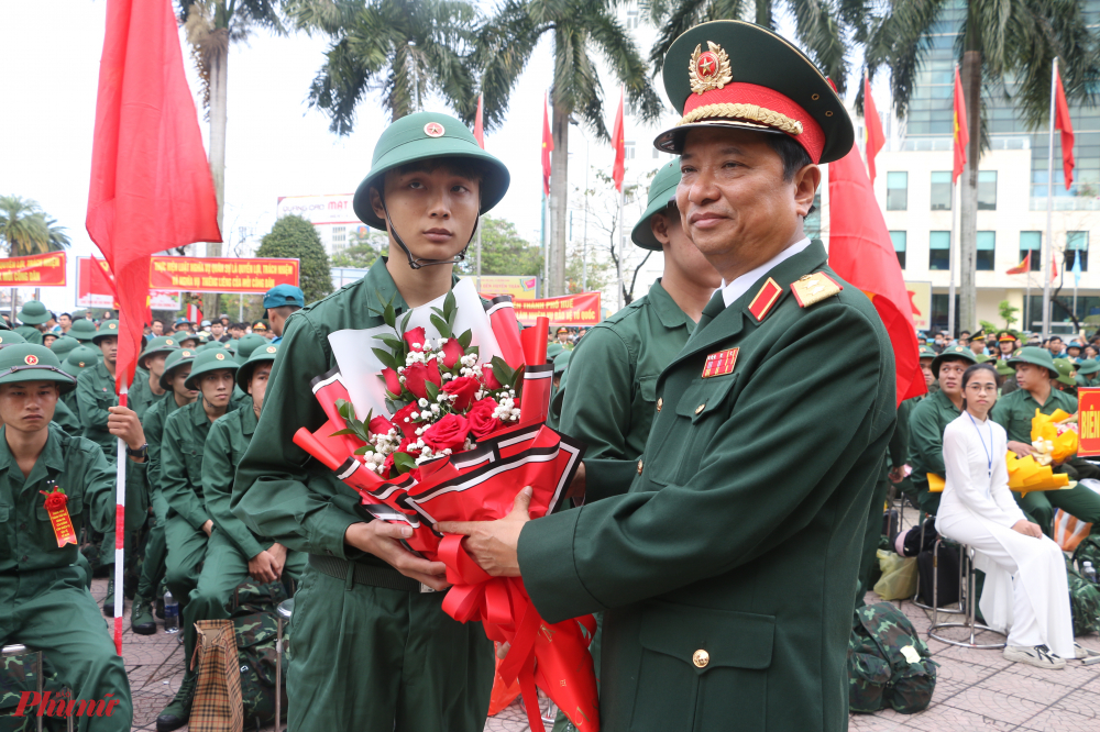 Tại Trung tâm văn hóa – điện ảnh tỉnh, UBND TP. Huế tổ chức lễ giao nhận quân. Tham dự ngày hội có Trung tướng Hà Thọ Bình, Tư lệnh Quân khu 4; 