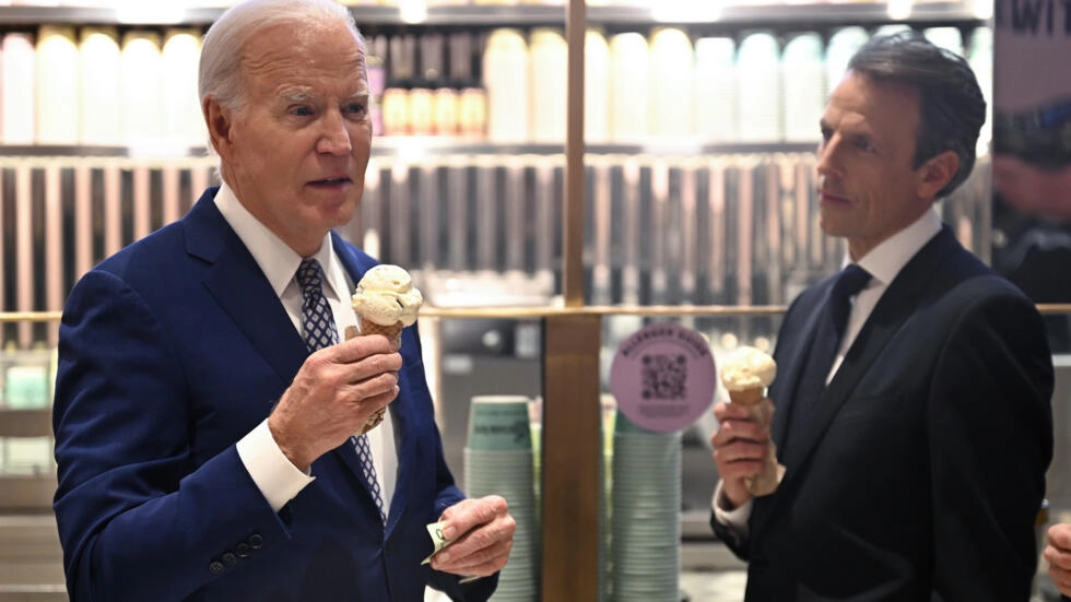 Tổng thống Mỹ Joe Biden trả lời câu hỏi về Gaza khi ông đến thăm một tiệm kem ở New York sau khi ghi hình cuộc phỏng vấn với diễn viên kiêm người dẫn chương trình Seth Meyers - Ảnh: Jim WATSON / AFP