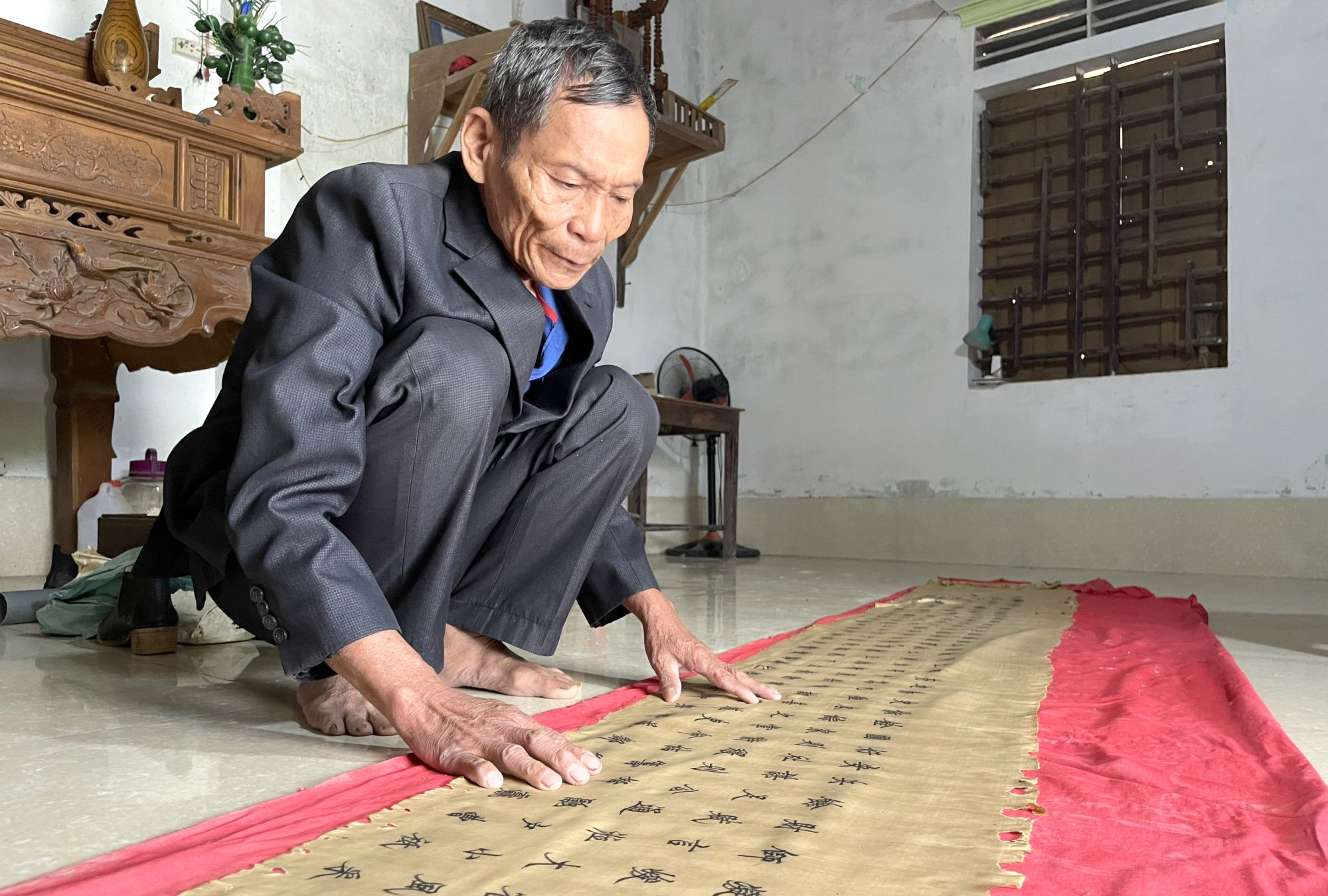 Dòng họ Nguyễn Văn (xã Ích Hậu, huyện Lộc Hà) cũng đang lưu giữa một sắc phong do vua ban tặng cho ông Nguyễn Văn Giai (1555-1628) - tể tướng thời nhà Lê. Sắc phong niên hiệu Hoằng Định năm thứ 11, triều vua Lê Kính Tông, nội dung phong công cho ông Nguyễn Văn Giai, đại thần có 48 năm làm quan dưới triều nhà Lê. Đây là đạo sắc phong dài và nhiều chữ nhất ở Việt Nam thời điểm đó - Ảnh: Lĩnh Hồng