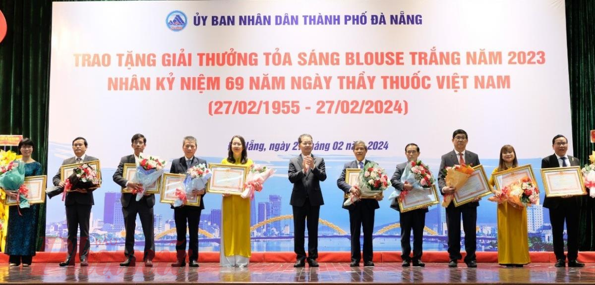 Lãnh đạo TP Đà Nẵng trao tặng giải thưởng cho các cá nhân xuất sắc trong ngành y tế