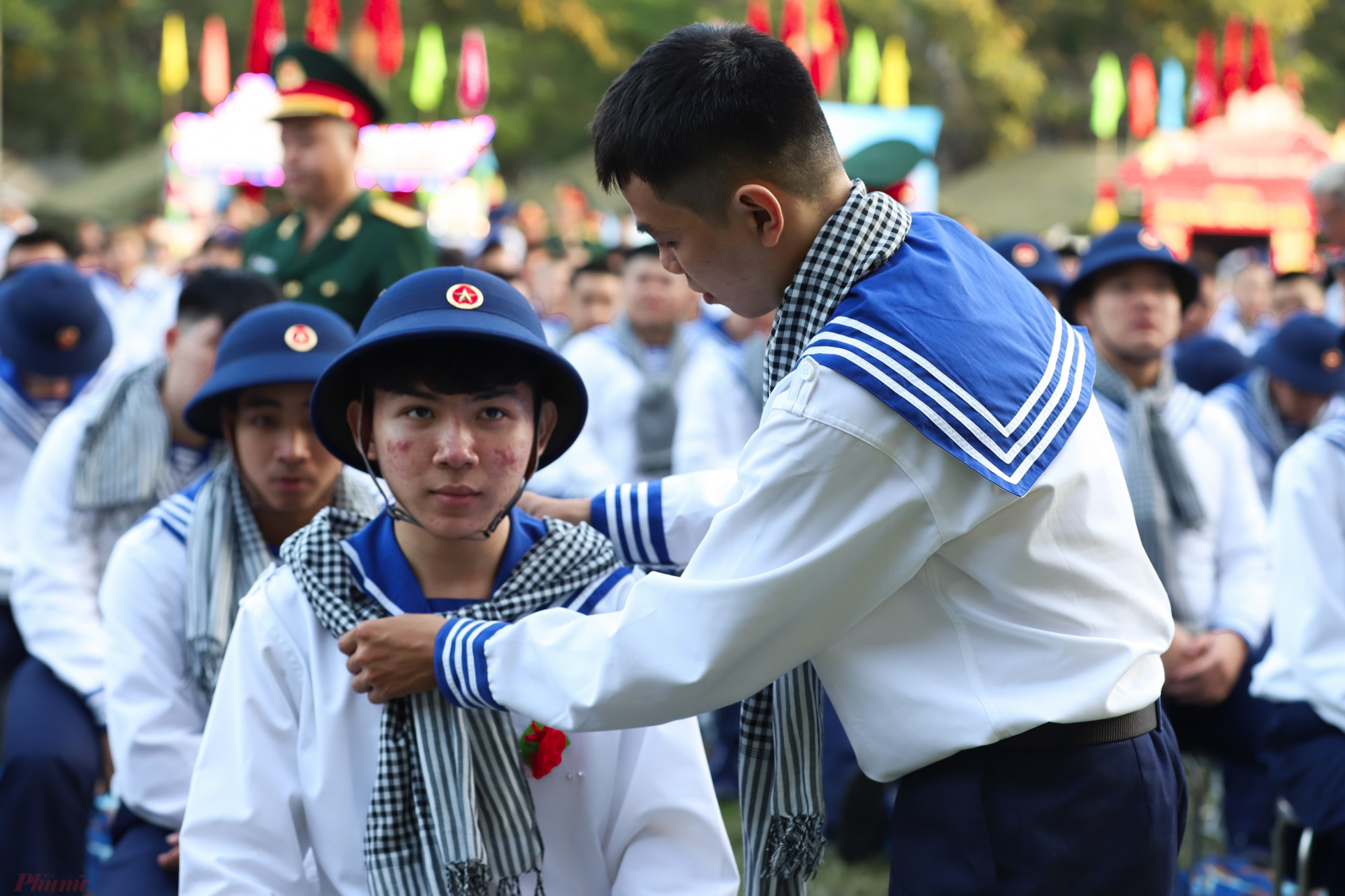 Các tân binh hỗ trợ nhau sửa lại nón, mũ, khăn rằn.