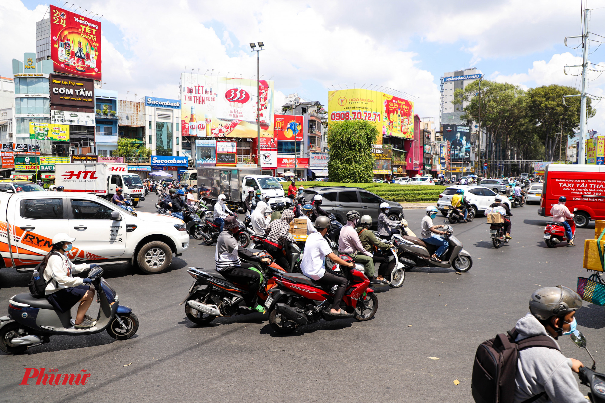 Tại các vòng xoay, nắng nóng cũng khiến việc điều khiển xe trở nên khó khăn hơn