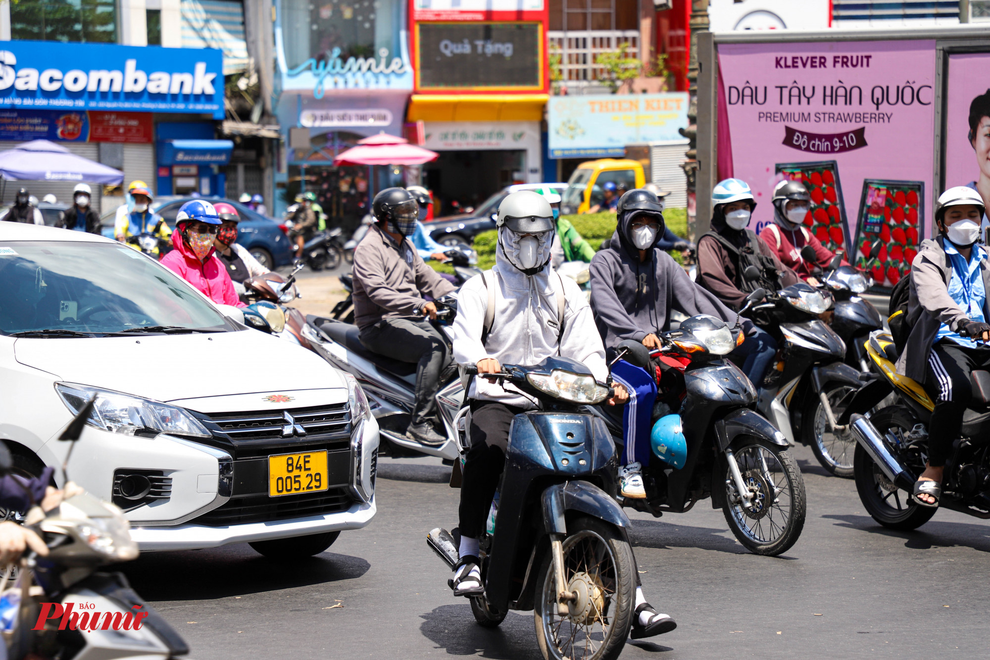 Nắng hoa mắt, nhiều