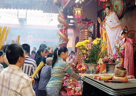 Người Việt Nam thường đi lễ chùa vào dịp đầu năm