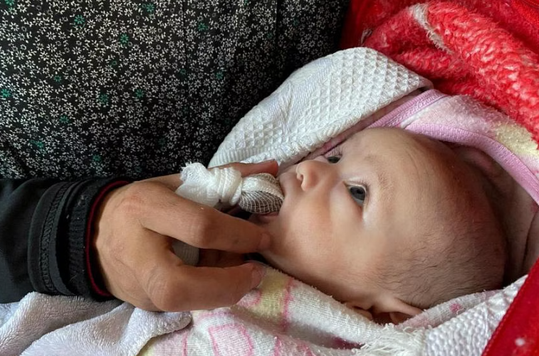  Warda Mattar cho trẻ sơ sinh ăn thay vì sữa trong bối cảnh khan hiếm thực phẩm tại một trường học nơi các em đang trú ẩn ở trung tâm Dải Gaza vào ngày 25 tháng 2 năm 2024. ẢNH: REUTERS